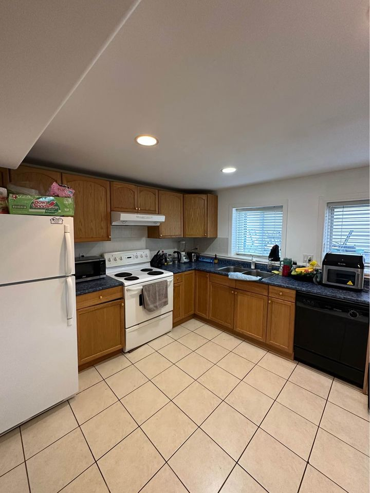 room for rent $850, Brentwood station, Burnaby, BC